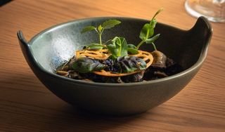 Охлюви с билки, трохи и лешници