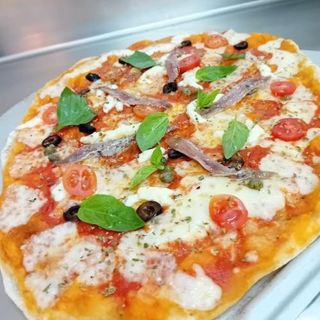 Anchoas alcaparras aceitunas negra