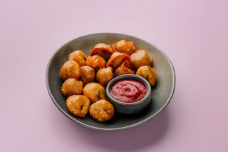 Хрустящие пельмени с соусом сацебели (150г)