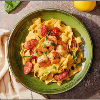 Папарделе със скариди, чери домат, босилек и скариден биск (380г)