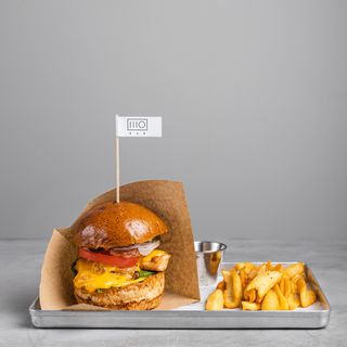 ЧІКЕН БУРГЕР З ТРЮФЕЛЬНИМ АЙОЛІ (350 г)