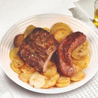 Costilla Asada Con Chorizo Criollo y Patatas