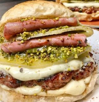 Hamburger,provola,mortadella,salsa al pistacchio