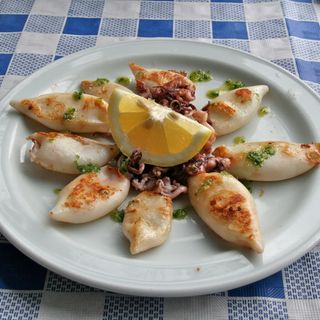 Chipirones Con Patatas Y Ensalada