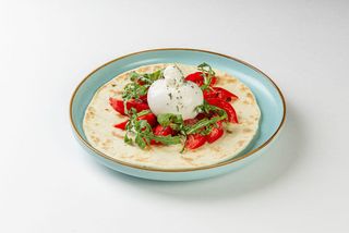 Буратта на лепешке