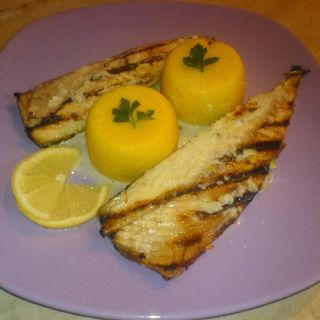 Macrou la gratar cu mamaliguta si mujdei -350 gr