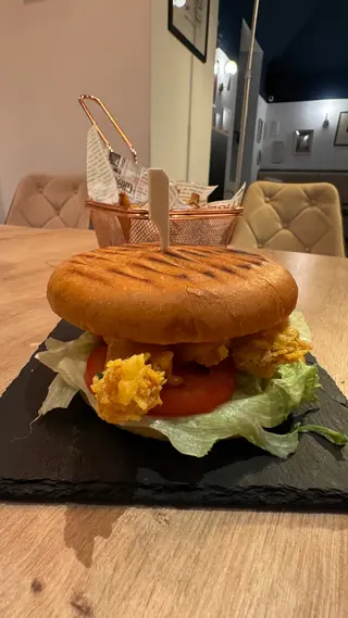 Burger crispy cu cartofi prăjiți