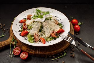 Салат з хамоном і грушею (250 г)