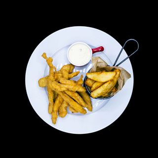 Gujoane de pui cu cartofi prăjiți