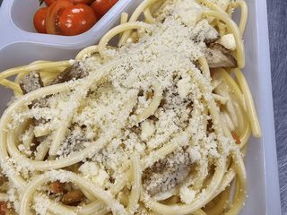 Spaghetti a'la Carbonara (boczek, śmietana, cebula, ser Grana Padano, pomidorek, bazylia)