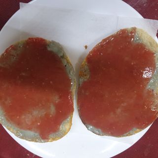 Tostada de roquefort con tomate 