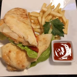 Sendvič sa pohovanom piletinom