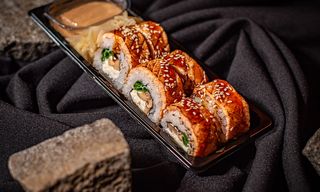 Roll with salmon, shiitake and spicy mango sauce