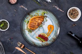 Piept de pui Alexo in sos de vin