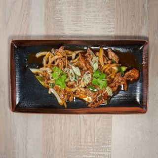 Bistec chino servido en plancha caliente