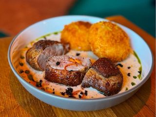 Filet z kaczki z krokietami ziemniaczanymi (410g)