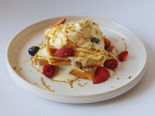 Вафлі з ягодами та морозивом (190г)