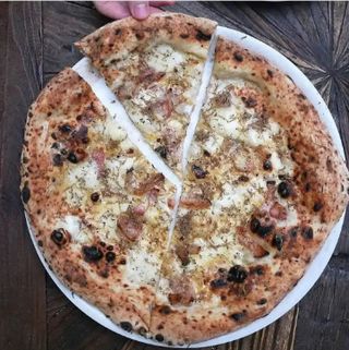 Pizza auténtica carbonara y trufa