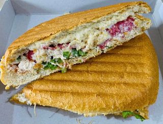 პანინი ქათმით, სოკოთი და ლორით