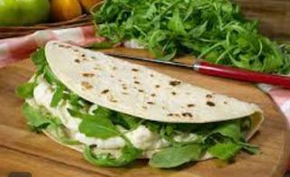 14. Piadina con squacquerone e rucola