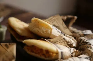 Arepa asada de pollo y queso