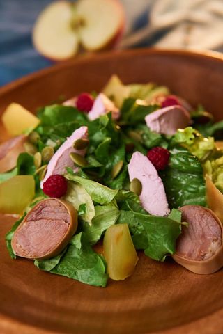 Салат с казы из утки с апельсиновыми яблоками