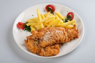 Snitel din piept de pui pane cu cartofi wedges