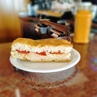 Focaccia tonno e pomodoro