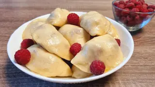 Вареники с рикотой и малиной, с маслом и сметаной