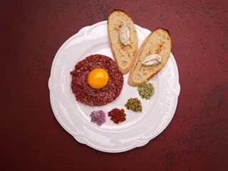 Тартар з телятини з тостами з трюфельним маслом