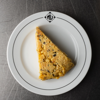 105 Truita de patata, ceba i tòfona