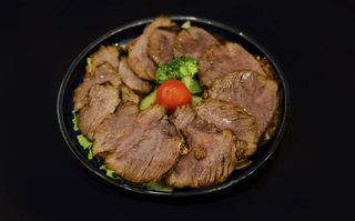 Manzo brasato freddo condito con oli aromatici piccante