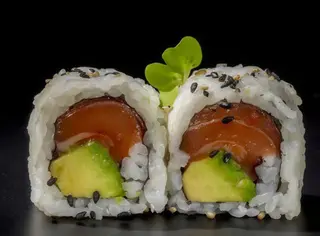 Uramaki de salmón y aguacate (8 pzs.)