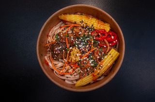 Удон зі свининою та соусом солодкий чилі та черемша 450г