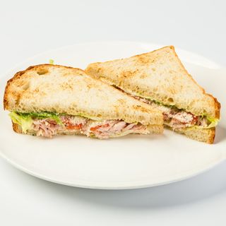 Сендвіч із шинкою та соусом Цезар