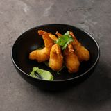 Хрустящие креветки с гуакамоле         