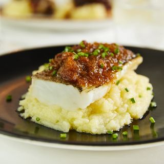 Bacalao con puré de patata y compota de cebolla, pasas y miel