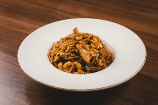 19a. Nudle sa piletinom, spanaćem, povrćem i soja sosom