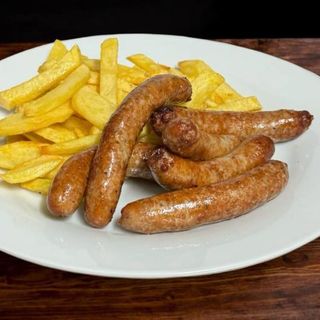 Salchichas a la Plancha con patatas fritas