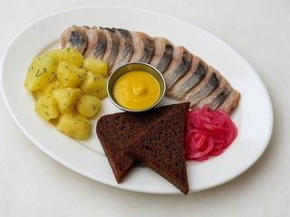 Оселедець малосольний з картоплею (300g)