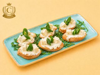 Bruscheta cu gorgonzola si ardei picant