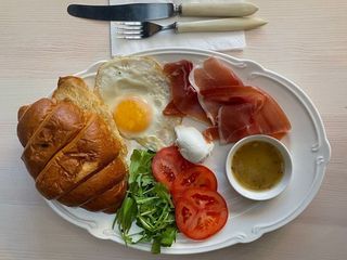 СНІДАНОК З ПРОШУТО ТА КРУАСАНОМ (215g)