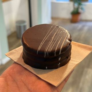 Alfajor de chocolate con sal marina