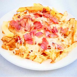 Ración De Patatas Con Bacon Y Queso
