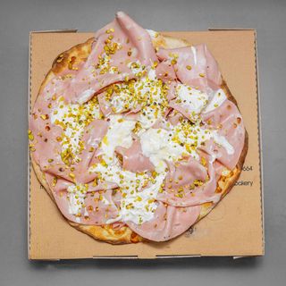 Pinsa tonda mortadella stracciata-pistacchio