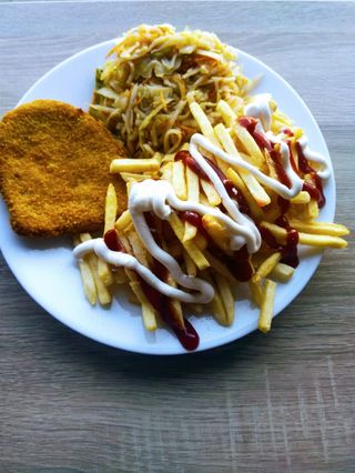 01. Zestaw Kotlet + frytki + surówka 