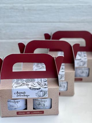 არომატის სასაჩუქრე ყუთი/gift Box. არომატი - წიწაკის მურაბა 200 გ. არომატი - ნესვის ჯემი 200 გ.