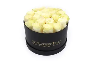 Caja redonda con 9-10 rosas blancas frescas