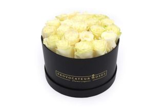 Caja redonda con 9-10 rosas blancas frescas
