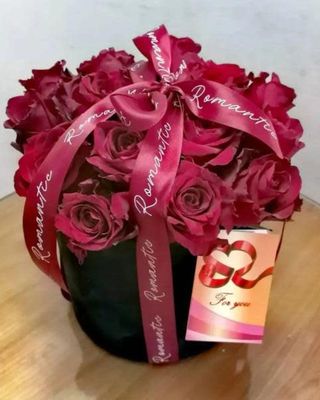 Crvene ruže u crnom box-u